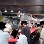 家系総本山 ラーメン 吉村家 - 店内はコの字型のｽﾞﾗﾘ席が並んだｶｳﾝﾀｰと、小上がりの座敷の構成