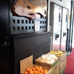 家系総本山 ラーメン 吉村家 - 店の入口付近に置いてあるこれ、無料サービスｗｗすごいねｗｗ