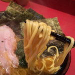 麺は平打ちで、幅は８番線位の3～3.5mm、厚みｔ2mmの中太麺ｽﾄﾚｰﾄ