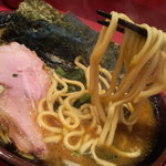 短めの麺で食べ易い！弾力に富んだコシを感じる存在感のある麺。