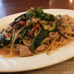 ランチパスタの大山鶏もも肉とトマト旬野菜のスパゲティ。