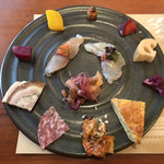 ラ・バイア  - 前菜盛り合わせを真上から撮影。