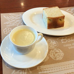 ランチコースのパンとスープ。