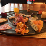 【前菜盛り合わせと本日のパスタ】（1700円税込）の前菜盛り合せ。