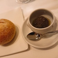 ル・ミロワール - 自家製酵母のライ麦パン。
                アンチョビやケッパーなどで作ったソースをつけて。
                このソースが美味しかった(*´∀｀)