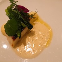 ル・ミロワール - ヒラメのソテー。下にマッシしたポテトと美味しいソースと。
                モッタリとしたポテトはソース無しそのままでも美味しい(^^)
