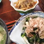 一休 - 刺し身定食の小鉢も充実してます。