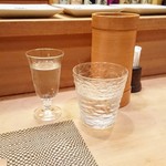 すし処 みや古分店 - 冷酒はグラスで、黒龍