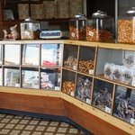 天野屋せんべい店 - ガラスケースに色々なおせんべいが並ぶレトロな雰囲気のお店