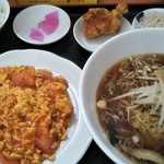 Bishokujou - 君は食べきれるか！？ランチのラーメンはまさかの全ラーメン。漬物はご愛敬。ご飯お代わりできます。