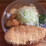 とんかつ ひろまつ - 圧倒的な大きさ。大きさも厚さも最強です。