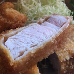 とんかつ ひろまつ - 綺麗な肉の断面。