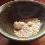 とんかつ ひろまつ - いつもの胡麻ニンニク。注文する時にお願いしてくださいね。