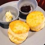 ブライトン ティー ルーム - トラディショナルスコーン２つとクロテッドクリームとジャム