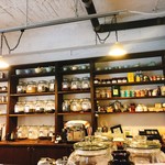 ブライトン ティー ルーム - カウンターの奥にある棚