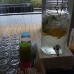 ワズ カフェ - フルーツ入りの美味しいお水