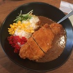 とらひげ - 妻はカツカレー。
      
      学生向けの洋食屋のカレーというより、喫茶店のカレーみたいな感じ。
      
      