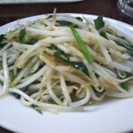 鶴亀 - ニラもやし炒め ３００円(税込)(2018年11月14日撮影)