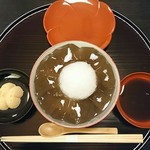 ぎおん徳屋 - 名物徳屋の本わらびもち1200円(撮影時、取り皿を奥にさせていただきました。）左からきなこ、本わらびもち、黒蜜