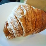 The Bread Shop - マフィン型で縦に長く焼き上げたクロワッサン生地が個性的、 塩キャラメルクロフィンRM7.8