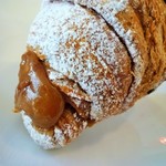 The Bread Shop - ハラハラと細かな層の生地に、トロリと溢れだす塩キャラメルクリームとカスタードのWクリーム入り