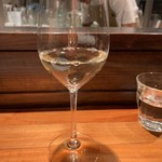 レ ファーブル ボンジュール - グラス白 一杯目 辛口シャキッとしていながら上品な果実味炸裂