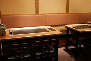 オモニ - ☆テーブル席には鉄板があります(^^♪☆