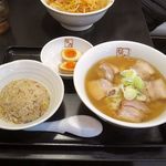 喜多方ラーメン 坂内 - 「喜多方ラーメン」650円（普通盛・太麺）と、「半炒飯＋味玉セット」340円