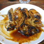 手前：しろ（たれ）・奥：こぶくろ（たれ）