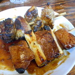 やきとり おばこ - 手前：ればー（たれ）・奥：あぶら（たれ）