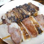 やきとり おばこ - 手前：たん（塩）・奥：なんこつ（塩）