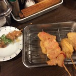 西成二代目にしかわや - 左がどて焼きの串