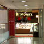 サンモリッツ - 2階廊下から見た「サンモリッツ」。店名は、スイスの高原リゾート地帯にちなむ