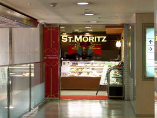 サンモリッツ - 2階廊下から見た「サンモリッツ」。店名は、スイスの高原リゾート地帯にちなむ