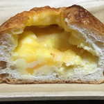 パルムドール - たっぷりチーズのフランスパン(290円)
