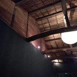 天井の落ち着いた照明