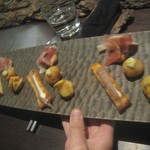 マルタ - スナック4種。手はスタッフです。