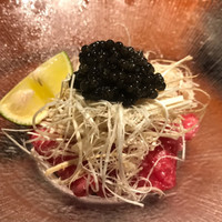 蕃 YORONIKU - 肉刺しの上に割いた生松茸、大粒のキャビア