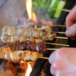 佐賀より直送される新鮮なふもと赤鶏を使った炭火焼鳥！