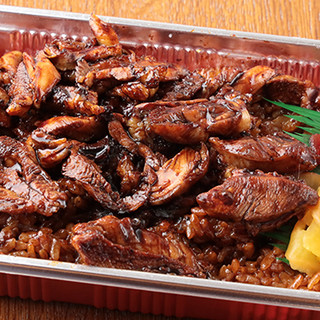 秘伝のタレがたっぷりと◎持ち帰り可能な人気の『焼き鳥弁当』！