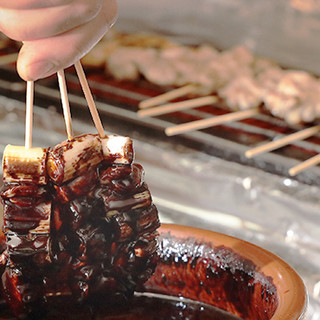 47년 계속 지켜진 비전의 맛 ◎ 새까만, 그것이 맛있다! 자랑의 소스!