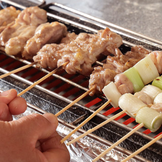 Carefully and wholeheartedly...! The owner's proud yakitori grilled with expert skill◎