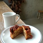 ブリコラージュ ブレッド アンド カンパニー - さつまいもクロッカンは、半分にカットして下さいました。食べやすです☆　20181129　さつまいもクロッカンは、クロワッサン生地とダイス状のさつまいもと、隠し味でオレンジピール入り。シナモン香ります♪