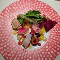 アンティキ - ☆☆☆前菜   お皿で わあ〜〜 ＼(^o^)／
                中に お惣菜まで 何種も入っていて びっくり箱の様でした