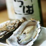 かき松島 こうは - オリジナルの白ワイン＆生カキで満足！