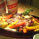 Bar bEach - ジャマイカ名物ジャークチキン！ピリ辛、スパイシーなアツアツ鉄板料理。ビールとの相性は◎