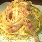 Bar bEach - 生クリーム不使用のカルボナーラ。サッパリしつつもコクがあり、最後まで飽きずにいただけます