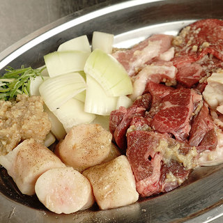 『白ダレ』『黒ダレ』で味わうホルモン！