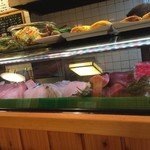 魚・旬菜小料理ととや - 冷蔵ケースの上にはおばんざいが！