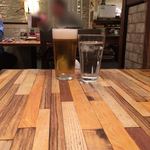 Tai sabai - 生ビールとお冷…、なぜかテーブルの遠い所に置かれた…
